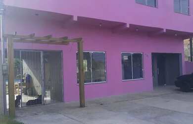 Imagem: A casa possui 3 Dormitórios, 4 Banheiros, 5 Vagas na garagem