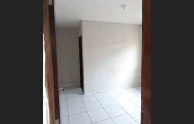 Imagem: A casa possui 2 Dormitórios, 2 Banheiros, 2 Vagas na garagem