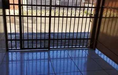 Imagem: A casa possui 1 Dormitório, 1 Banheiro, 1 Vaga na garagem e