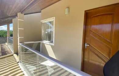 Imagem: A casa possui 2 Dormitórios, 2 Banheiros, 2 Vagas na garagem