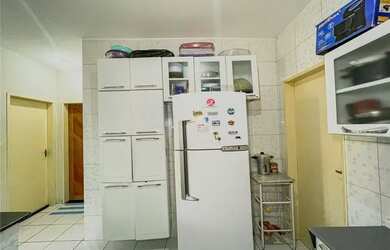 Imagem: A casa possui 3 Dormitórios, 2 Banheiros, 2 Vagas na garagem