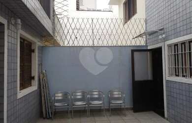 Imagem: A casa possui 3 Dormitórios, 4 Banheiros, 3 Vagas na garagem