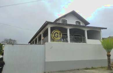 Imagem: A casa possui 4 Dormitórios, 3 Banheiros, 5 Vagas na garagem