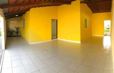 Imagem: A casa possui 3 Dormitórios, 2 Banheiros, 1 Vaga na garagem