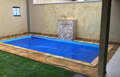 Imagem: A casa possui 3 Dormitórios, 2 Banheiros, 4 Vagas na garagem