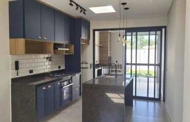 Imagem: A casa possui 2 Dormitórios, 1 Banheiro, 2 Vagas na garagem