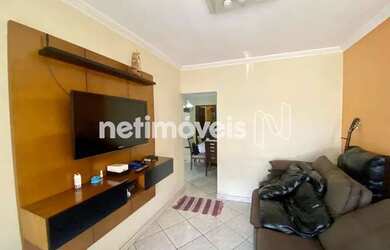 Imagem: A casa possui 3 Dormitórios, 1 Banheiro, 2 Vagas na garagem