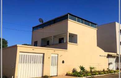 Imagem: A casa possui 4 Dormitórios, 2 Banheiros, 4 Vagas na garagem