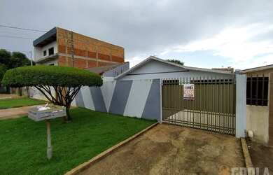 Imagem: A casa possui 2 Dormitórios, 2 Banheiros, 2 Vagas na garagem