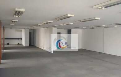 Imagem: O depósito possui 2 Vagas na garagem e 220m² de Área e está