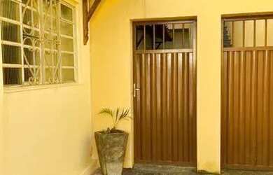 Imagem: A casa possui 2 Dormitórios, 1 Banheiro, 1 Vaga na garagem