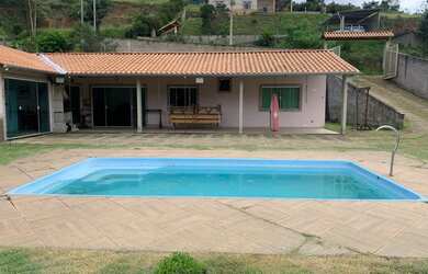 Imagem: A casa possui 2 Dormitórios, 5 Vagas na garagem e está localizado