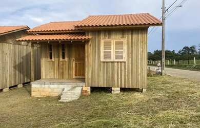 Imagem: A casa possui 2 Dormitórios, 1 Banheiro e está localizado