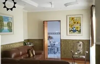 Imagem: A casa possui 4 Dormitórios, 2 Banheiros, 5 Vagas na garagem