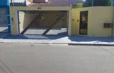 Imagem: A casa possui 3 Dormitórios, 4 Banheiros, 2 Vagas na garagem