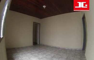 Imagem: A casa possui 2 Dormitórios, 1 Banheiro, 1 Vaga na garagem