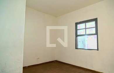 Imagem: A casa possui 1 Dormitório, 1 Banheiro, 1 Vaga na garagem e