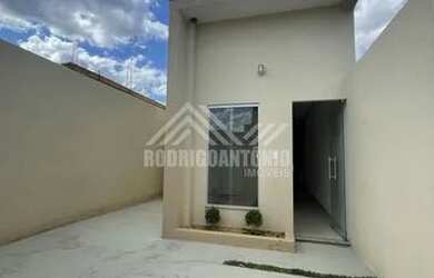 Imagem: A casa possui 2 Dormitórios, 1 Banheiro, 1 Vaga na garagem