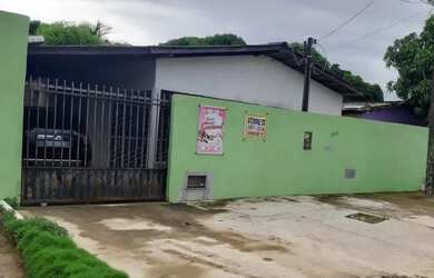 Imagem: A casa possui 3 Dormitórios, 2 Banheiros, 4 Vagas na garagem