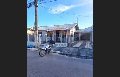 Imagem: A casa possui 3 Dormitórios, 2 Banheiros, 3 Vagas na garagem