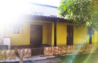 Imagem: A casa possui 2 Dormitórios, 1 Banheiro, 2 Vagas na garagem