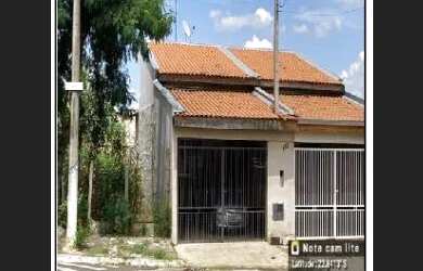 Imagem: A casa possui 2 Dormitórios, 1 Banheiro, 1 Vaga na garagem