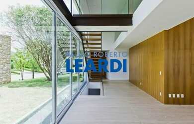 Imagem: A casa em condomínio possui 4 Dormitórios, 5 Banheiros, 5