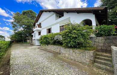 Imagem: A casa possui 3 Dormitórios, 5 Banheiros, 5 Vagas na garagem