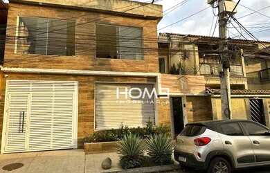 Imagem: A casa possui 4 Dormitórios, 3 Banheiros, 3 Vagas na garagem