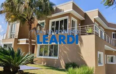 Imagem: A casa em condomínio possui 5 Dormitórios, 5 Banheiros, 5