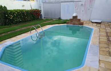 Imagem: A casa possui 4 Dormitórios, 3 Banheiros, 4 Vagas na garagem