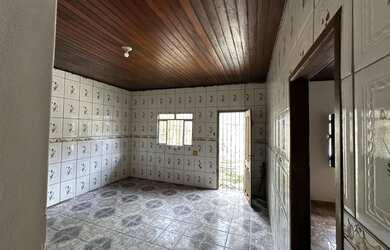 Imagem: A casa possui 3 Dormitórios, 1 Banheiro, 2 Vagas na garagem