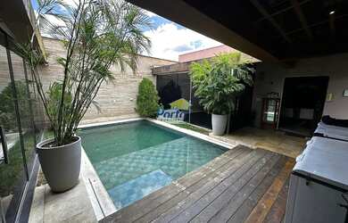 Imagem: A casa possui 4 Dormitórios, 5 Banheiros, 3 Vagas na garagem