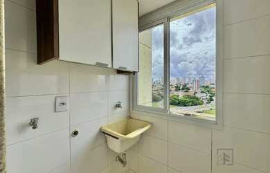 Imagem 4: Apartamento com um quarto sendo uma suíte com armários planejados a...