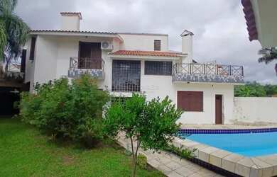 Imagem: A casa possui 4 Dormitórios, 5 Banheiros, 2 Vagas na garagem