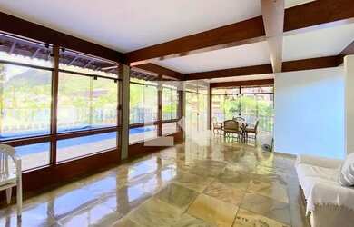 Imagem: A casa possui 5 Dormitórios, 5 Banheiros, 4 Vagas na garagem