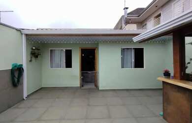 Imagem: A casa possui 3 Dormitórios, 1 Banheiro, 1 Vaga na garagem