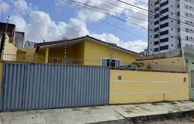 Imagem: A casa possui 4 Dormitórios, 3 Banheiros, 3 Vagas na garagem