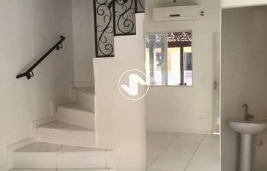 Imagem: A casa em condomínio possui 2 Dormitórios, 1 Banheiro, 2 Vagas