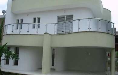 Imagem: A casa em condomínio possui 3 Dormitórios, 5 Banheiros, 380m²