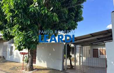 Imagem: A casa possui 4 Dormitórios, 3 Banheiros, 2 Vagas na garagem