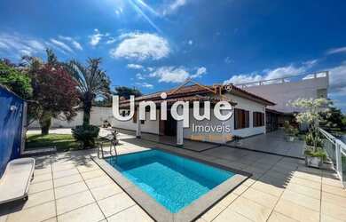 Imagem: A casa possui 5 Dormitórios, 5 Banheiros, 4 Vagas na garagem