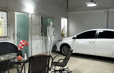 Imagem: A casa possui 3 Dormitórios, 1 Banheiro, 2 Vagas na garagem