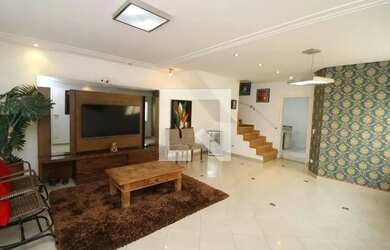 Imagem: A casa possui 4 Dormitórios, 3 Banheiros, 3 Vagas na garagem