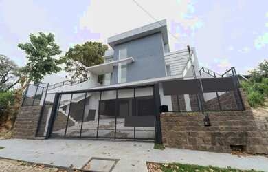 Imagem: A casa possui 3 Dormitórios, 4 Banheiros, 3 Vagas na garagem