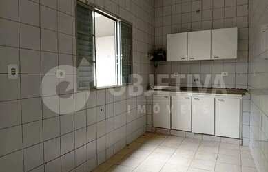 Imagem: A casa possui 4 Dormitórios, 2 Banheiros, 2 Vagas na garagem