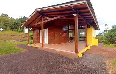 Imagem: A casa possui 2 Dormitórios, 2 Banheiros, 2 Vagas na garagem