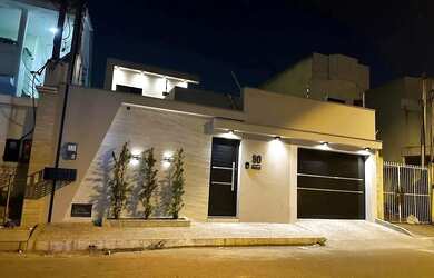 Imagem: A casa possui 3 Dormitórios, 4 Banheiros, 3 Vagas na garagem