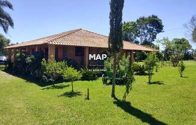 Imagem: A casa possui 4 Dormitórios, 4 Banheiros, 1 Vaga na garagem