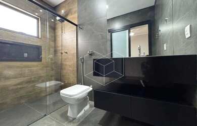 Imagem: A casa possui 3 Dormitórios, 4 Banheiros, 5 Vagas na garagem